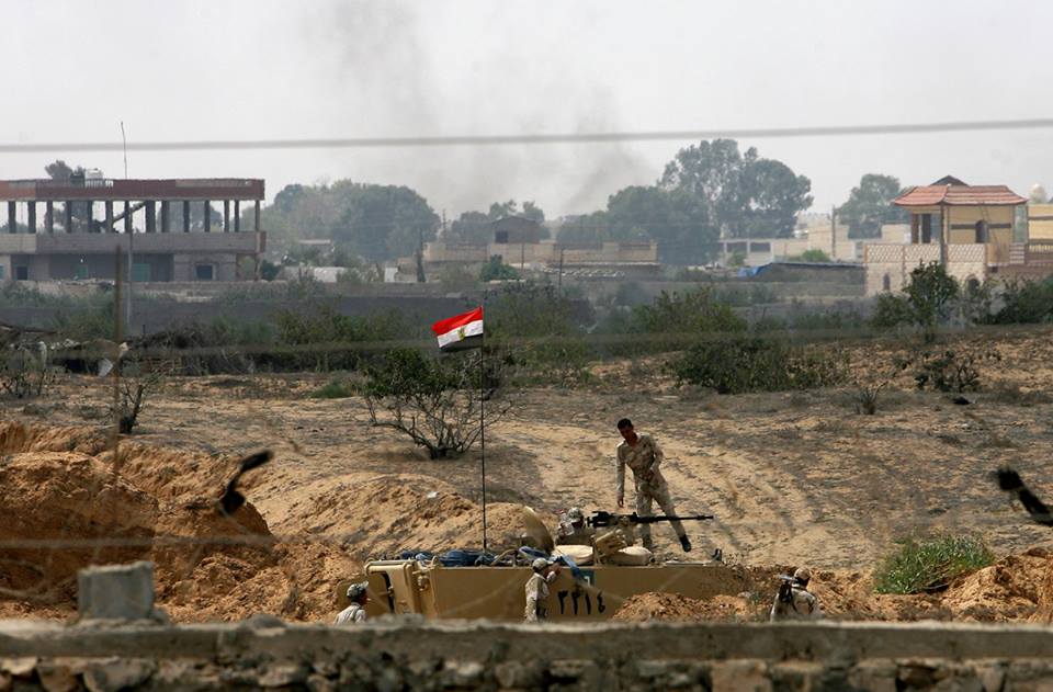 الجيش المصرى يحارب الإرهاب و الشعب يسانده