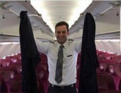 “طيران القطرية” توقف موظفا لديها عن العمل … بسبب صورة عباءتين لامرتين اثناء دخول اوربا