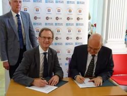 جامعة الزقازيق وجامعة داندي البريطانية توقعان اتفاقية تعاون العلمي المشترك