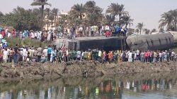 وزير النقل يزور مصابي حادث قطار العياط بالمستشفى