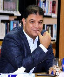 شهادة تقدير لمدير مكتبة مصر العامة ببورسعيد لجهوده في إثراء الحركة الثقافية