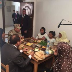 السيسي وصدقى يتناولان وجبة  الإفطار مع أسرة بسيطة ببشاير الخير
