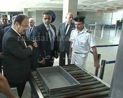 بالصور.. وزير الداخلية يخضع لإجراءات التفتيش بمطار شرم الشيخ الدولى