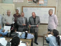 «غرب القاهرة التعليمية» تتابع سير الامتحانات داخل الفصول.