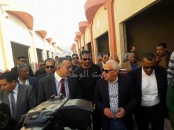 محافظ بورسعيد ونائب وزير الإسكان ورئيس الحى يتفقد مشروع المحلات الجديدة بمنطقة الإسراء