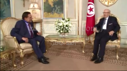 بالفيديو….قائد السبسي يٌهدى الزعيم وسام الثقافة التونسي