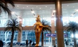 نموذج المعبودة سرقت يستقبل زوار جمهورية مصر العربية في مطار القاهرة الدولي