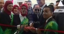 السيسي يتنازل للشباب عن إزالة ستار لوحة افتتاح مصنع الكلور والصودا