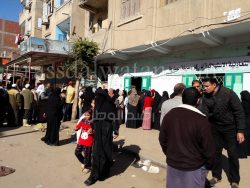 التجار التموينين يغلقون أبواب محلاتهم والمواطنون يحتشدون أمام التعاون الرئيس في مدينة المطرية