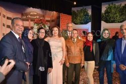 منظمة الشعوب والبرلمانات العربية  تكرم أبطال مسرحية العيال