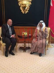 وزير الخارجية يلتقى مع رئيس مجلس الوزراء البحرينى خلال زيارته الى المنامة