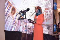 تكريم الوصيفة الثانية السودانية نضال النعيم في مؤتمرها الصحفي ببيروت