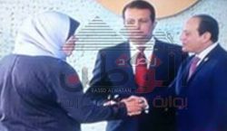 عاجل : الرئيس السيسي يكرم السيدة منسي محمد الصواف الأم المثالية لمحافظة بورسعيد في احتفالية المرأة المصرية