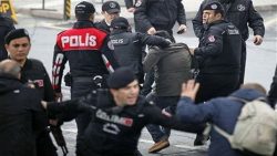 تركيا : اعتقال 12 صحفيا قبل ساعات من الاستفتاء على صلاحيات أردوغان
