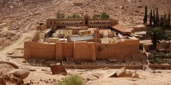 عاجل…«سكاي نيوز»:هجوم إرهابي على كنيسة دير سانت كاترين في سيناء ووقوع عدد من القتلى والجرحى