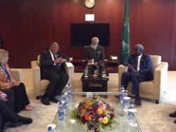 وزير الخارجية يبحث قضايا القارة مع رئيس المفوضية الأفريقية