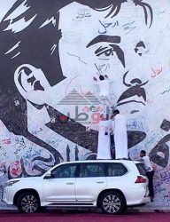 قطريون يكتبون “ارحل” على صورة جرافيتى لـ”تميم” بشوارع الدوحة