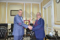 الدالي: يستقبل سفير الأردن ويهديه درع المحافظة