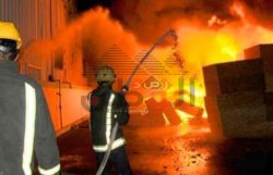 السيطرة  على حريق ضخم بمخزن أخشاب بــ 15مايو القاهرة