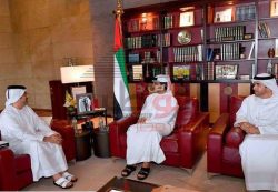 منصور بن زايد يستقبل رئيس الاتحاد الدولي لسباقات الخيول العربية الأصيلة “إفهار”