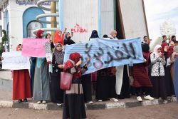 طلاب بجامعة المنصورة يواصلون تظاهرهم ضد قرار “ترامب”