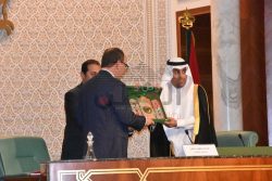 السلمي يهدي رئيس مجلس المستشارين بالمغرب درع البرلمان العربي