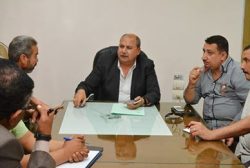 اللواء علاء رشاد سكرتير عام مساعد المحافظه يعقد اجتماعا لمناقشه معوقات صناعه النسيج