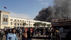 عاجل : حريق شب بأحد القطارات بعد اصطدامه برصيف 4 في محطة مصر